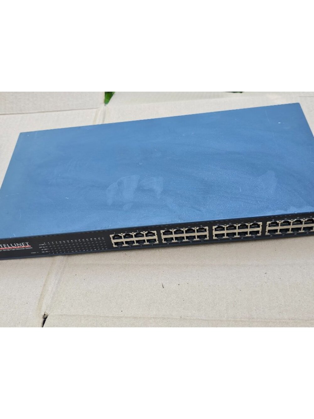 INTELLINET 520423 32 Port 10/100 Fast Ethernet Switch Rackmount 1U